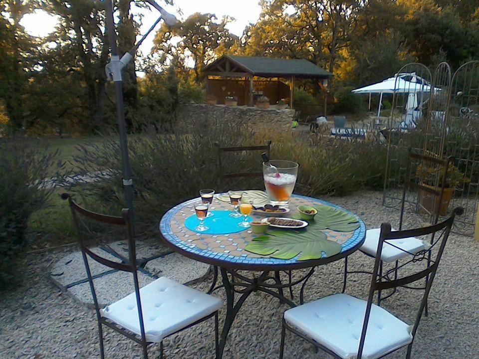 Le Mas Des Pierres Blanches Bed & Breakfast Venasque Rom bilde